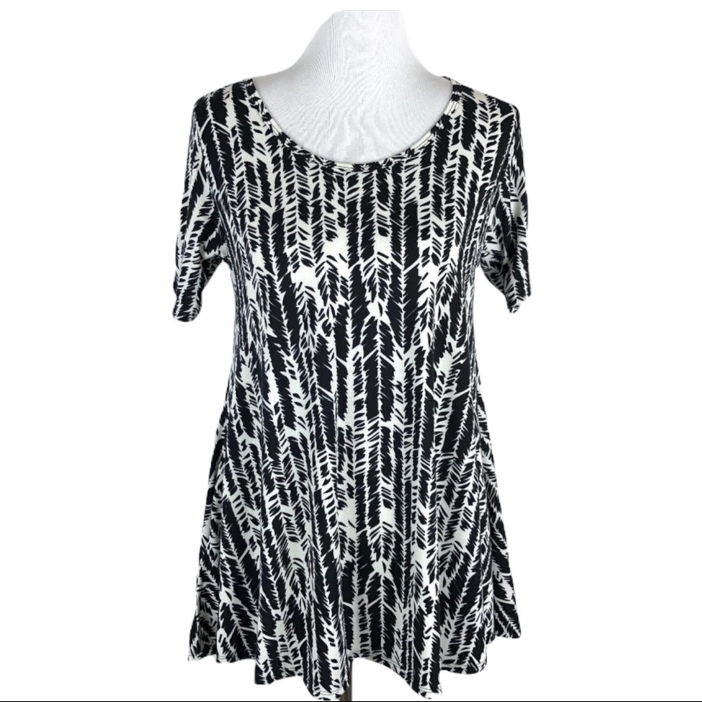 LuLaRoe Geometric Print Blouse Black White Swing Short Sleeve Top Size XS